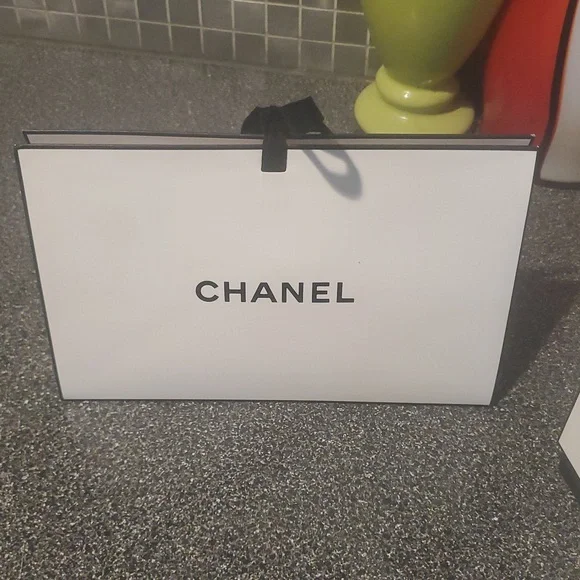 Chanel White Gift Boxes - Picture 8 of 14